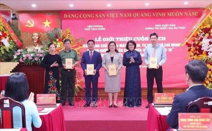 Nguyên Ủy viên Trung ương Đảng, nguyên Phó Chủ tịch nước Đặng Thị Ngọc Thịnh và bà Nguyễn Thị Hiền, Phu nhân cố Chủ tịch nước Trần Đại Quang, tặng sách cho các đại biểu. Ảnh: Văn Điệp/TTXVN
