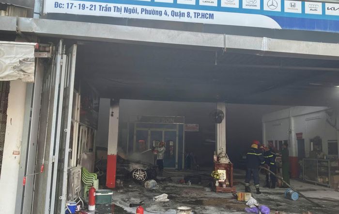 Lực lượng chữa cháy tiếp cận hiện trường dập lửa. Ảnh: PCCC