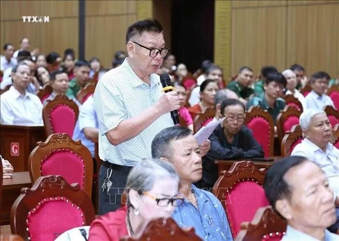 Cử tri Vũ Tiến Dũng, phường Hải Châu, thành phố Đà Nẵng đặt câu hỏi. Ảnh: Phương Hoa/TTXVN