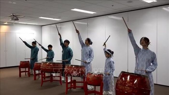 Các em nhỏ trong lớp học nghệ thuật của VACEO tập luyện đánh trống. Ảnh: Diệu Linh/TTXVN