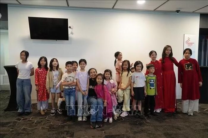 Các em nhỏ trong lớp học nghệ thuật của VACEO. Ảnh: Diệu Linh/TTXVN