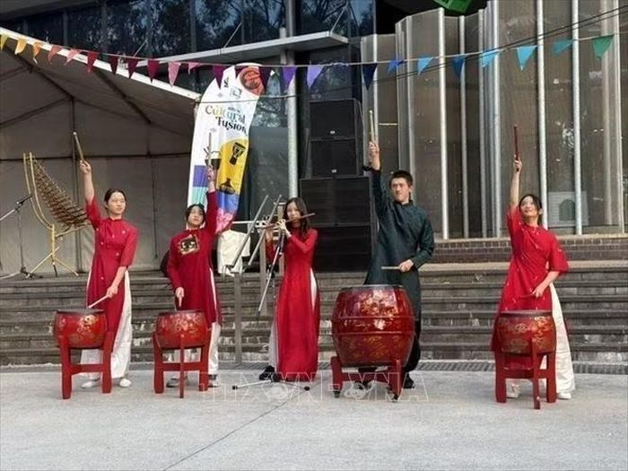 Các em nhỏ trong lớp học nghệ thuật của VACEO tham gia trình diễn tại lễ hội Cultural Fusion - Narellan. Ảnh: Diệu Linh/TTXVN