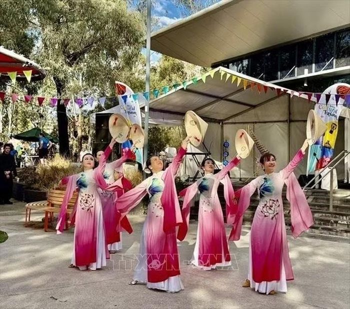 Các cô giáo trong lớp học nghệ thuật của VACEO tham gia lễ hội Cultural Fusion - Narellan. Ảnh: Diệu Linh/TTXVN