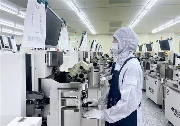 Công nhân làm việc tại Công ty Hana Micron Vina. Ảnh: Đồng Thúy/TTXVN
