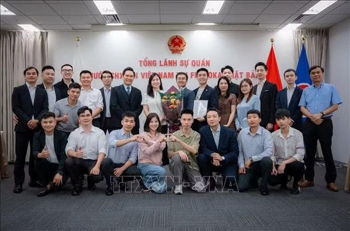 Các thành viên Hiệp hội Doanh nghiệp Việt Nam tại Kyushu chụp ảnh lưu niệm cùng đại biểu, khách mời.