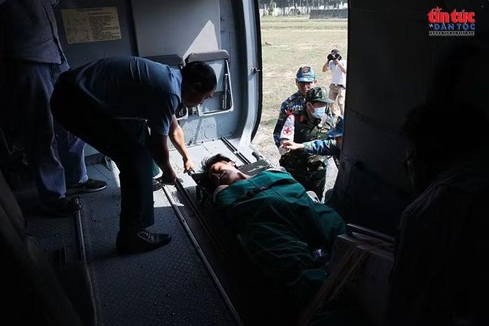 Các lực lượng phối hợp đưa người bị nạn lên trực thăng.