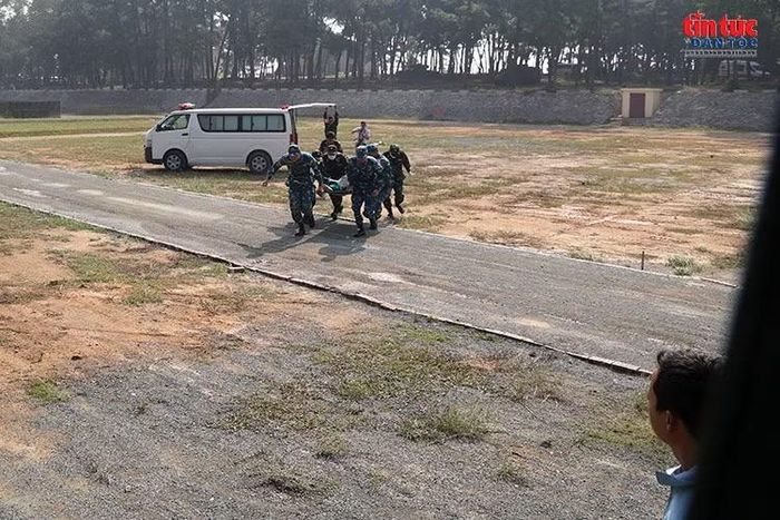 Lực lượng cứu hộ vận chuyển người bị nạn bằng cáng tới trực thăng.