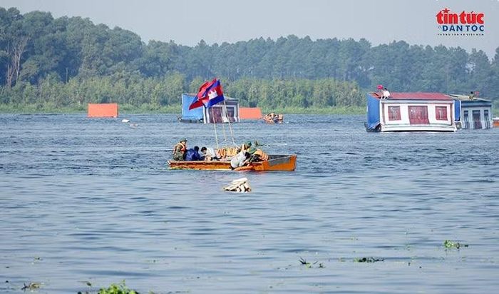 Xuồng cứu hộ tiếp cận khu vực ngập lụt giả định để tìm kiếm, hỗ trợ người bị nạn.