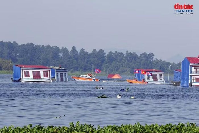 Các lực lượng triển khai tìm kiếm, cứu nạn tại khu vực giả định ngập lụt trong buổi tổng duyệt ngày 12/10.