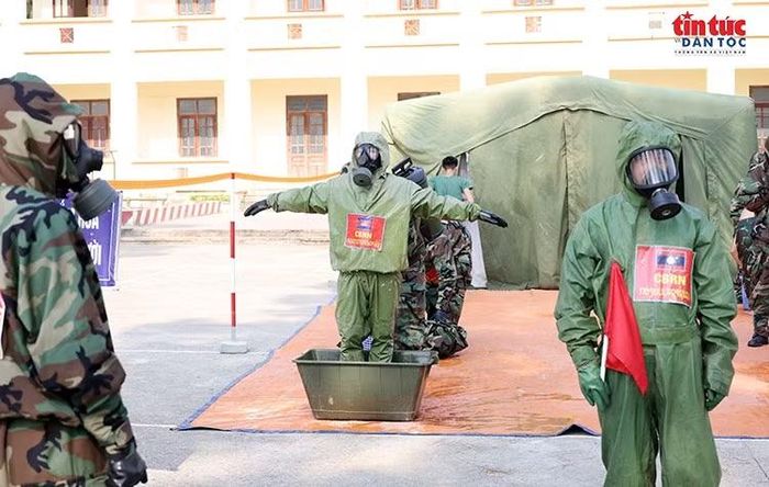 Lực lượng làm nhiệm vụ thực hiện quy trình tiêu tẩy sau khi tiếp cận khu vực nhiễm hóa chất giả định.