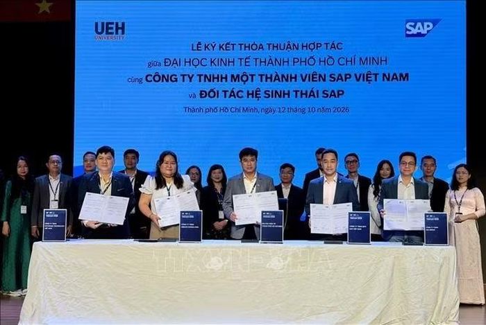 Đại diện UEH và các doanh nghiệp ký kết MOU tại hội nghị. Ảnh: Mỹ Phương/TTXVN