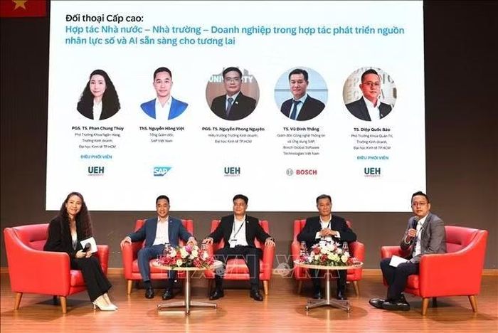 Các chuyên gia, doanh nghiệp tham gia phiên tọa đàm tại hội nghị.