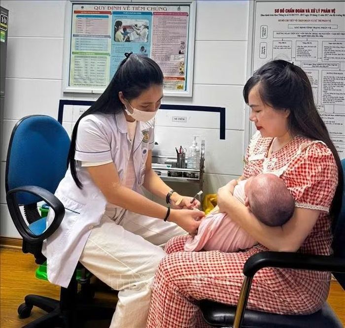 Tiêm phòng vaccine cúm cho trẻ nhằm hạn chế nguy cơ lây lan bệnh Cúm A. Ảnh: TTXVN phát