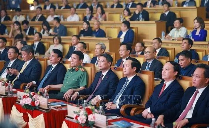 Thủ tướng Lê Minh Hưng và các đại biểu dự Hội nghị công bố Quy hoạch tỉnh Hưng Yên thời kỳ 2021 - 2030, tầm nhìn đến năm 2050. Ảnh: Dương Giang/TTXVN