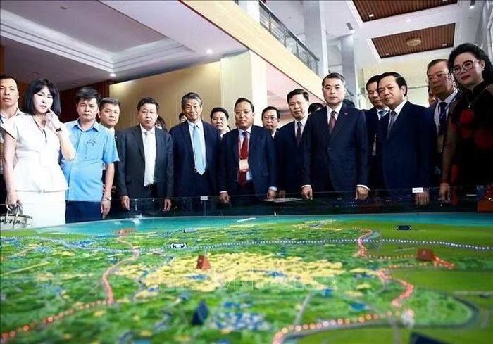 Thủ tướng Lê Minh Hưng xem quy hoạch tỉnh Hưng Yên thời kỳ 2021 - 2030, tầm nhìn đến năm 2050. Ảnh: Dương Giang/TTXVN