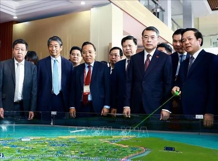 Thủ tướng Lê Minh Hưng xem quy hoạch tỉnh Hưng Yên thời kỳ 2021 - 2030, tầm nhìn đến năm 2050. Ảnh: Dương Giang/TTXVN