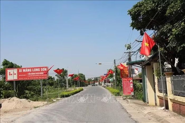 Sau khi khảo sát, xã Hồ Vương lựa chọn tuyến đường từ ngã tư chợ Hôm Dún đi Cầu Huyền, thôn Bái Nại dài 1.115 m, để xây dựng thí điểm mô hình “Đường cờ Tổ quốc”.