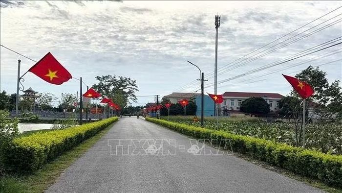 Mô hình “Đường cờ Tổ quốc” đang tạo điểm nhấn cho diện mạo nông thôn, góp phần thực hiện các tiêu chí xây dựng nông thôn mới tại Thanh Hóa.