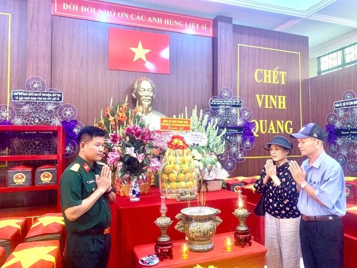 Trung tướng Hoàng Khánh Hưng (ngoài cùng bên phải) thắp hương tại Công viên Lê Thị Riêng, TP Hồ Chí Minh. Ảnh: NVCC