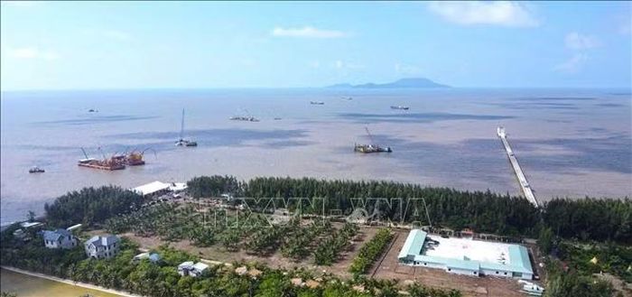 Vùng biển của Cà Mau có vị trí địa - chính trị đặc biệt quan trọng, khi là trung tâm vùng biển các nước Đông Nam Á và các tuyến hàng hải quốc tế. Ảnh: Huỳnh Anh/TTXVN