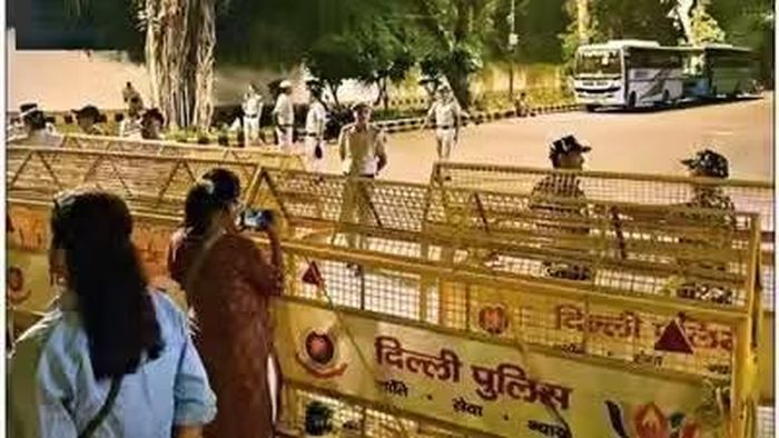 Các trạm kiểm soát tại biên giới Delhi và các tuyến đường bị phong tỏa bên trong, mạng internet di động bị cắt và các ga tàu điện ngầm bị đóng cửa. Trung tâm Delhi trông giống như một pháo đài bất khả xâm phạm. Ảnh: The Times of India