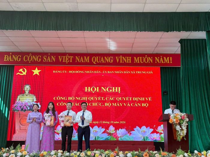 Bí thư Đảng ủy xã Trung Giã Lê Hữu Mạnh trao quyết định về công tác cán bộ Văn phòng HĐND và UBND. Ảnh: Hương Ly