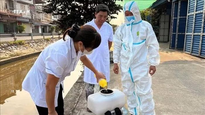 Cán bộ ngành Y tế tỉnh Ninh Bình tăng cường tuyên trruyền, hướng dẫn cho người dân về cách phòng, chống dịch bệnh sốt xuất huyết.