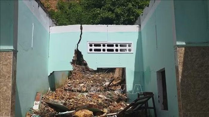 Nhà cửa của người dân bị hư hỏng do sạt lở tại núi Một.