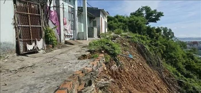 Khu vực sạt lở vào gần sát nhà dân.