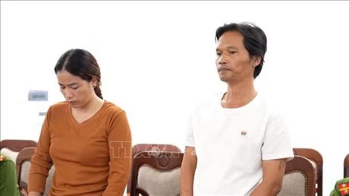 Vợ chồng Dương Thị Phượng và Đỗ Thành Tín tại cơ quan chức năng. Ảnh: TTXVN phát