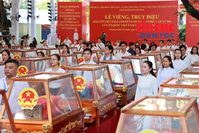 Các lực lượng tham gia tổng duyệt chương trình sáng 12/10 tại Công viên Lê Thị Riêng.
