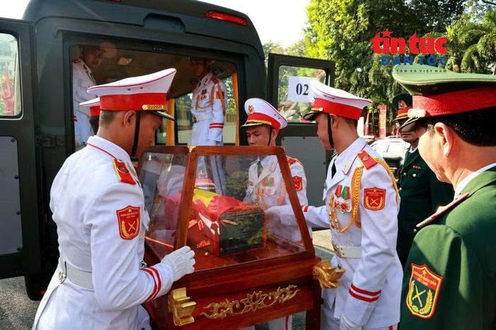 Các lực lượng tham gia tổng duyệt nghi thức đưa hài cốt liệt sĩ về Nghĩa trang Liệt sĩ Thành phố sáng 12/10.
