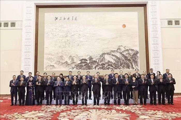Chủ tịch Quốc hội Trần Thanh Mẫn và đồng chí Triệu Lạc Tế, Ủy viên Thường vụ Bộ Chính trị Trung ương Đảng Cộng sản Trung Quốc, Ủy viên trưởng Ủy ban thường vụ Đại hội Đại biểu Nhân dân toàn quốc Trung Quốc (Nhân đại) với đại biểu. Ảnh: Doãn Tấn/TTXVN