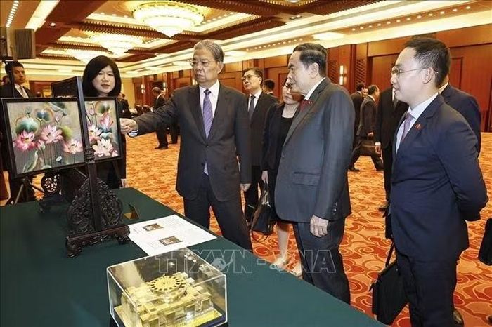 Chủ tịch Quốc hội Trần Thanh Mẫn và đồng chí Triệu Lạc Tế, Ủy viên Thường vụ Bộ Chính trị Trung ương Đảng Cộng sản Trung Quốc, Ủy viên trưởng Ủy ban thường vụ Đại hội Đại biểu Nhân dân toàn quốc Trung Quốc (Nhân đại) trao đổi tặng phẩm. Ảnh: Doãn Tấn/TTXVN