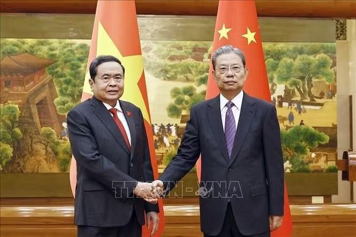 Chủ tịch Quốc hội Trần Thanh Mẫn và Ủy viên trưởng Ủy ban thường vụ Đại hội Đại biểu Nhân dân toàn quốc Trung Quốc Triệu Lạc Tế chụp ảnh chung. Ảnh: Doãn Tấn/TTXVN