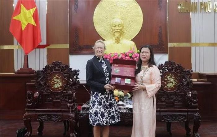 Lãnh đạo thành phố tặng quà lưu niệm cho Tổng lãnh sự Alessandra Tognonato.