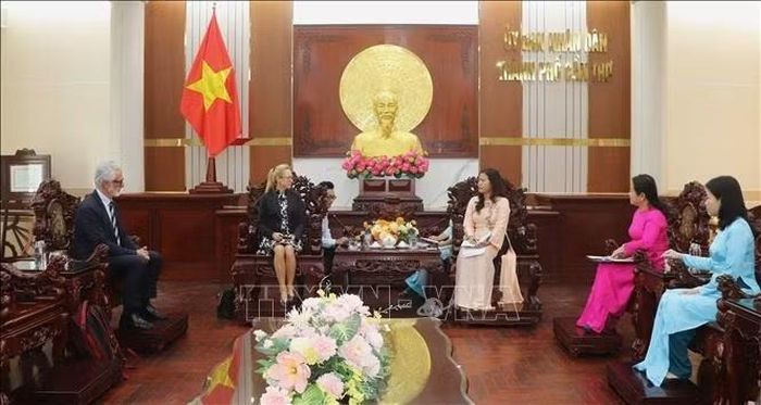 Quang cảnh buổi làm việc.