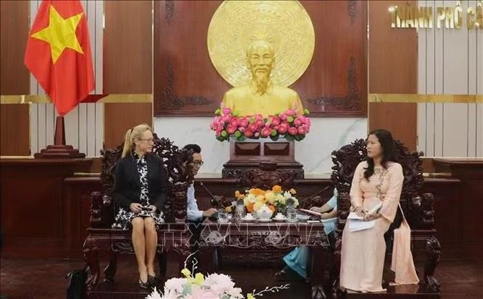 Bà Alessandra Tognonato, Tổng Lãnh sự Italy tại Thành phố Hồ Chí Minh làm việc với lãnh đạo thành phố Cần Thơ.