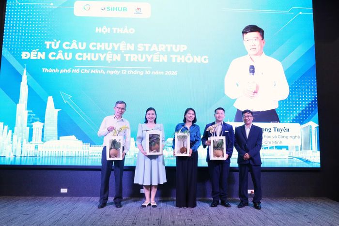 Ông Trần Trọng Tuyên, Phó Giám đốc Sở KH&CN TP Hồ Chí Minh, tặng quà lưu niệm cho các diễn giả.