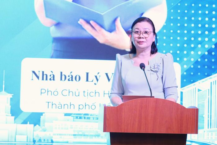 Bà Lý Việt Trung, Phó Chủ tịch Hội Nhà báo TP Hồ Chí Minh, phát biểu tại Hội thảo.