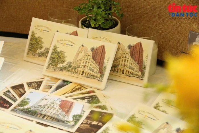 Bộ bưu thiếp tái hiện hình ảnh khách sạn Grand Saigon qua các thời kỳ, giới thiệu đến du khách những dấu ấn lịch sử của khách sạn.