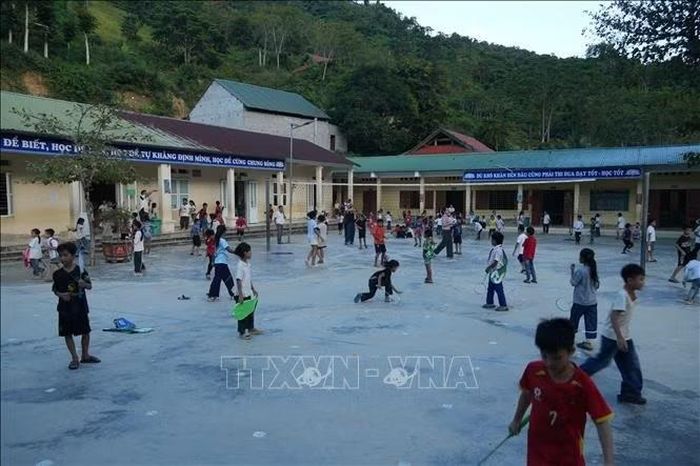 Ba năm qua, nhà trường đã từng bước đưa toàn bộ học sinh từ lớp 3 đến lớp 5 về học tại điểm trường chính dù quãng đường đến trường của các em rất vất vả, tốn kém.