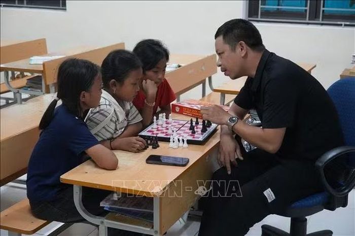 Việc đưa học sinh lớp 3, lớp 4 và lớp 5 từ các điểm lẻ về điểm trường chính nhằm bảo đảm cho học sinh được học đầy đủ các môn theo Chương trình Giáo dục phổ thông 2018, trong đó có Tiếng Anh và Tin học.