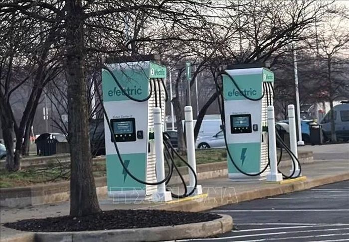 Trạm sạc xe điện tại một điểm dừng nghỉ ven đường cao tốc ở Mỹ. Ảnh: Ngọc Quang/TTXVN