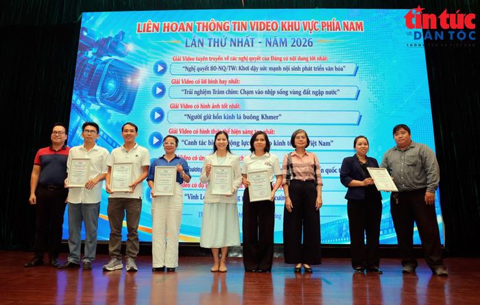 Bên cạnh các giải chính, Ban Tổ chức còn trao 6 giải Chuyên đề nhằm ghi nhận những cách thể hiện nổi bật trong sản xuất thông tin video, gồm video tuyên truyền về các nghị quyết của Đảng có nội dung tốt nhất, có lời bình hay nhất, hình ảnh tốt nhất, hình thức thể hiện sáng tạo nhất, ứng dụng đồ họa chất lượng nhất và có độ lan tỏa cao nhất trên mạng xã hội. Phóng viên Mạnh Linh - Báo Tin tức và Dân tộc đoạt giải Video có hình ảnh tốt cho tác phẩm "Người giữ hồn kinh lá buông Khmer".