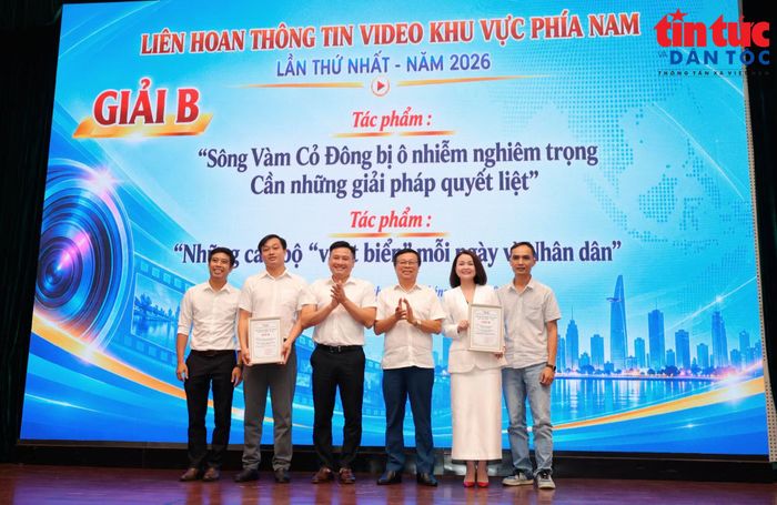 Hai giải B được trao cho tác phẩm “Sông Vàm Cỏ Đông bị ô nhiễm nghiêm trọng - Cần những giải pháp quyết liệt” của nhóm tác giả Phạm Thanh Tân - Nguyễn Minh Phú - Giang Châu Phương (Cơ quan thường trú TTXVN tại tỉnh Tây Ninh) và tác phẩm “Những cán bộ ‘vượt biển’ mỗi ngày vì nhân dân” của nhóm tác giả Nguyễn Trần Thụy Hữu Duyên - Trần Huỳnh Giang (Cơ quan thường trú TTXVN tại TP Hồ Chí Minh và Trung tâm Dịch vụ truyền thông tại TP Hồ Chí Minh).