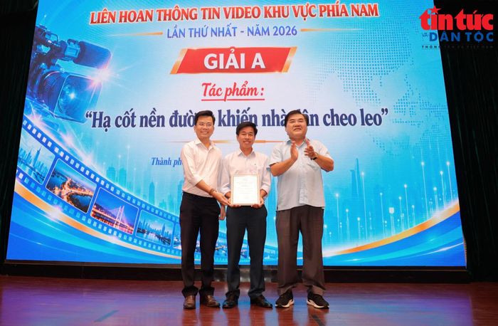 Ông Nguyễn Quốc Tuấn, Giám đốc Trung tâm Thông tin TTXVN khu vực phía Nam trao giải A - hạng mục cao nhất của Liên hoan, thuộc về tác phẩm “Hạ cốt nền đường khiến nhà dân cheo leo” của nhóm tác giả Đậu Tất Thành - Nguyễn Như Bình, Cơ quan thường trú TTXVN tại TP Đồng Nai.