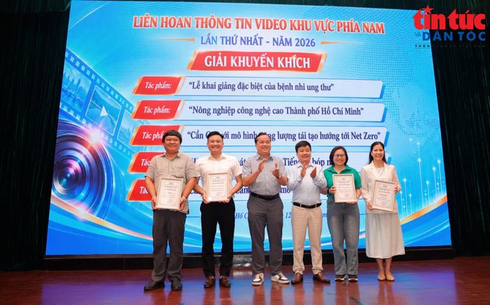 Ban tổ chức trao giải thưởng cho các tác giả đạt giải Khuyến khích.
