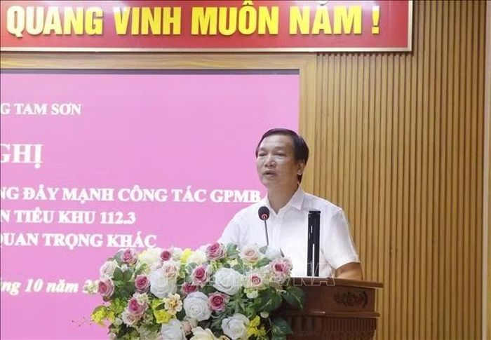 Bí thư Đảng ủy phường Tam Sơn Nguyễn Tiến Vụ phát biểu chỉ đạo coi nhiệm vụ giải phóng mặt bằng là nhiệm vụ trọng tâm.