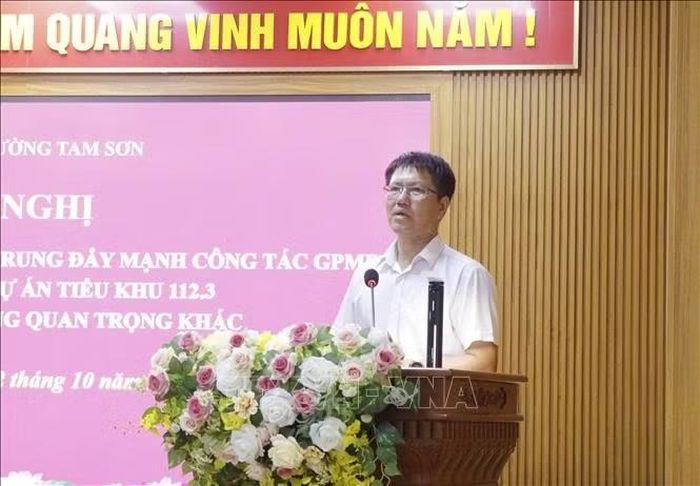 Phó Chủ tịch UBND phường Tam Sơn Trần Huy Cương báo cáo tiến độ dự án Đại diện khu đô thị mới, du lịch, sinh thái, văn hóa, nghỉ dưỡng, vui chơi giải trí tiểu khu 112.3, phường Tam Sơn.